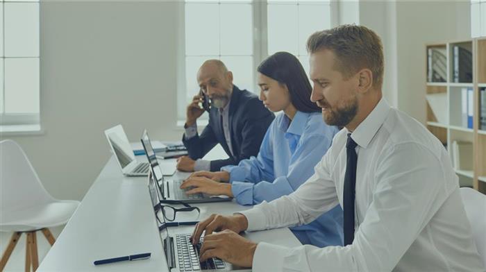 Terceirização versus contratação direta: qual escolher?